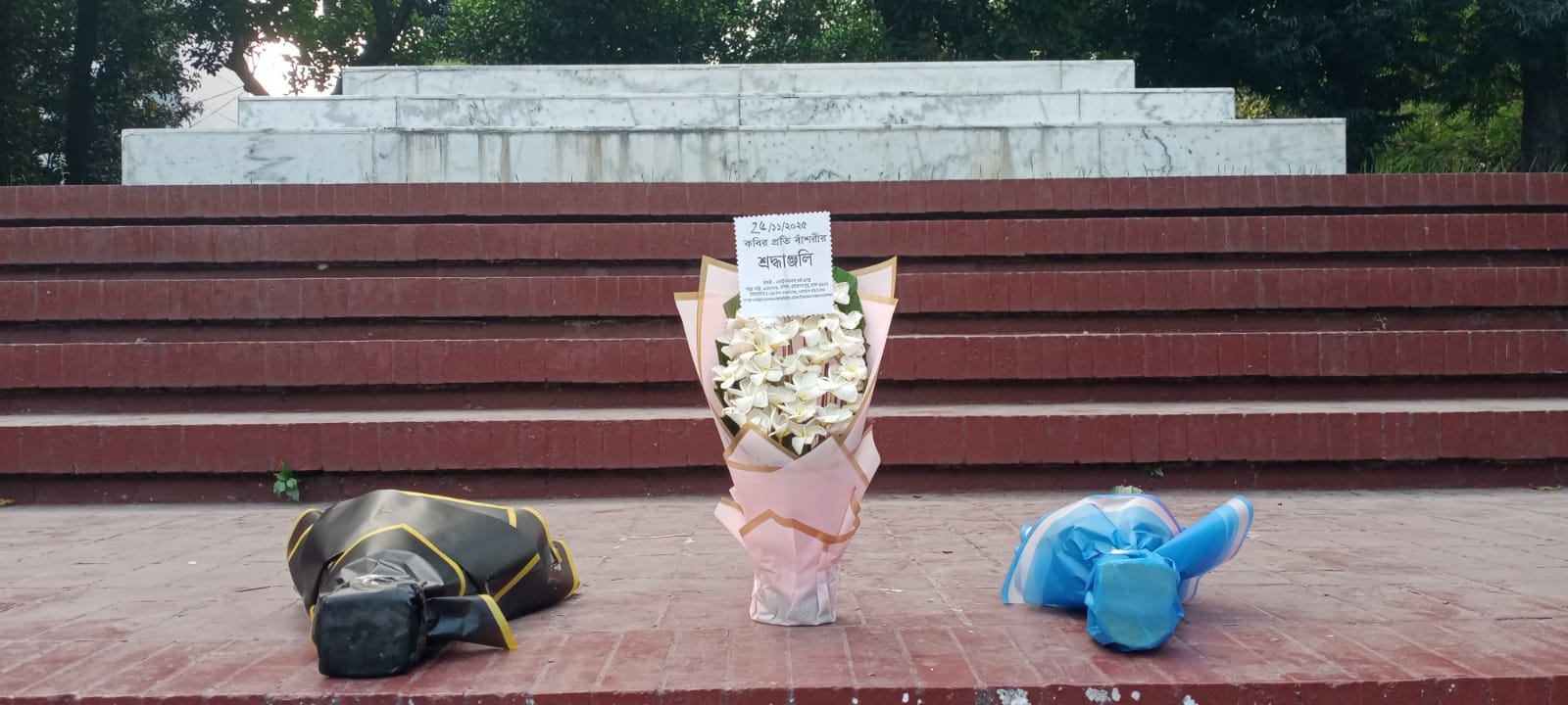 ২৬শে নভেম্বর, ২০২৫ বুধবার জাতীয় কবি কাজী নজরুল ইসলামের সমাধিসৌধে বাঁশরী - একটি নজরুল চর্চা কেন্দ্র'র শ্রদ্ধাঞ্জলি নিবেদনের ৩৬০২তম দিনের দৃশ্য।